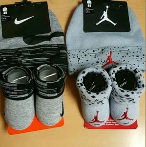 2 packs of infant hat and booties